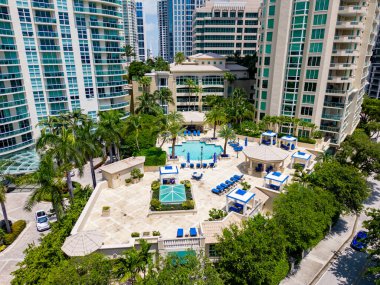 Fort Lauderdale, FL, ABD - 25 Ağustos 2023: Havuz terası olan bir apartman dairesinin havadan fotoğrafı