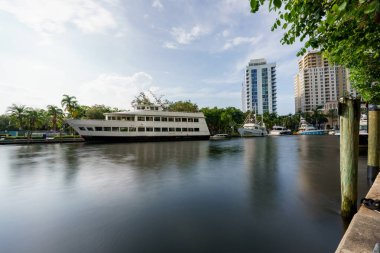 New River Fort Lauderdale FL 'de uzun pozlu fotoğraf yatları