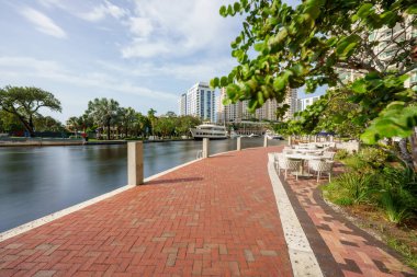 Fort Lauderdale FL nehri boyunca yürüyoruz.