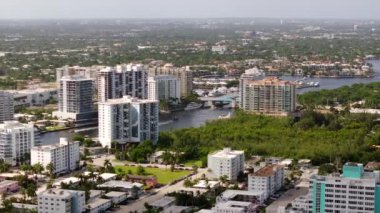 Fort Lauderdale 'deki deniz kıyısındaki apartmanlara yavaş hava yaklaşımı.