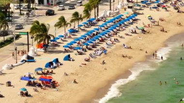 Fort Lauderdale 2023 plajındaki insansız hava aracı görüntüleri.