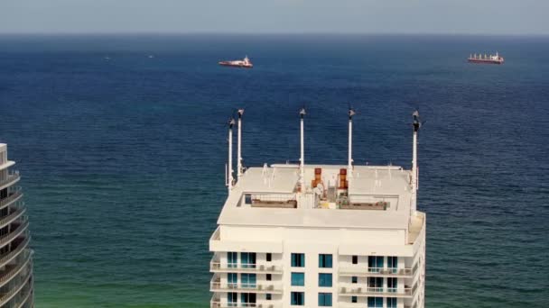 Воздушное Видео Ветряных Турбин Крыше Здания Нефтяными Танкерами Фоне Океана — стоковое видео
