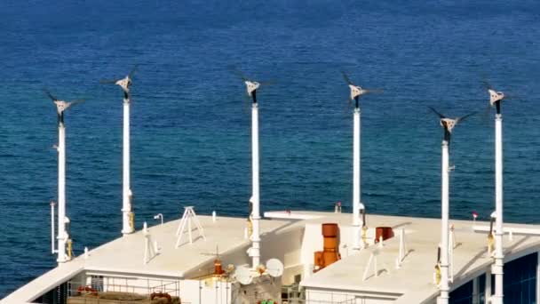 Luchtfoto Parallax Van Windgeneratoren Een Dak Met Blauw Oceaanwater Achtergrond — Stockvideo