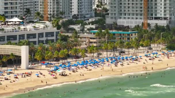 Panorama Aéreo Lento Disparó Gente Fort Lauderdale Beach Labor Day — Vídeos de Stock