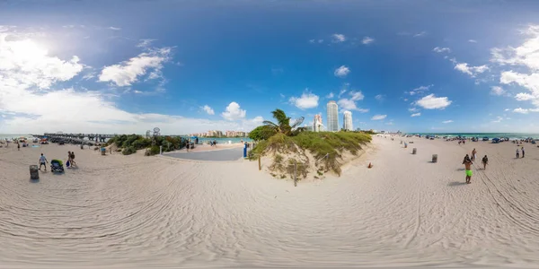 美国佛罗里达州迈阿密海滩 2023年9月3日 迈阿密海滩的劳动节 用360个等长方形相机拍摄 — 图库照片