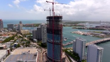 Hava aracı yörüngesinde Miami Sahili 'ndeki beş parkın inşaat sahasının altında.