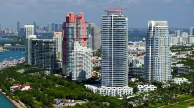 Miami Plajı 'ndaki stok videosu yüksek apartman daireleri. 4k İHA 2023 dolaylarında.