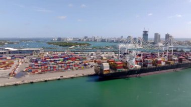Miami Beach, FL, ABD - 4 Eylül 2023: 2023 Port Miami 'nin havadan çekilmiş görüntüleri