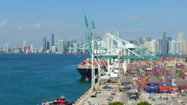 Miami Beach, FL, ABD - 4 Eylül 2023: Stock video antenine göre 2023 Port Miami 4k.