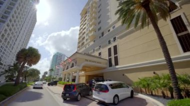 Fort Lauderdale, FL, ABD - 4 Eylül 2023: The Atlantic Hotel Fort Lauderdale Beach 4k motion video