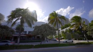 Fort Lauderdale, FL, ABD - 4 Eylül 2023 Fort Lauderdale Beach 2023 'te tatil köylerinin arkasında güneş parlıyor.