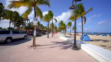 Fort Lauderdale, FL, ABD - 4 Eylül 2023: Fort Lauderdale Plajı A1A 2023 'te gezinti