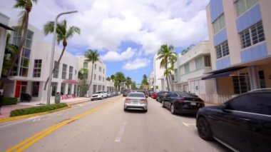 Miami Beach, FL, ABD - 4 Eylül 2023: Miami Beach Bisiklet Turu Collins Bulvarı 2023