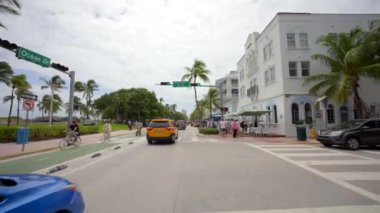 Miami Beach, FL, ABD - 4 Eylül 2023: Miami Beach Ocean Drive Day 2023 Palace Hotel 'de parti