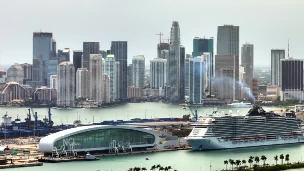 Luchtfoto Port Miami Met Downtown Achtergrond Strakke Schot 2023 — Stockvideo