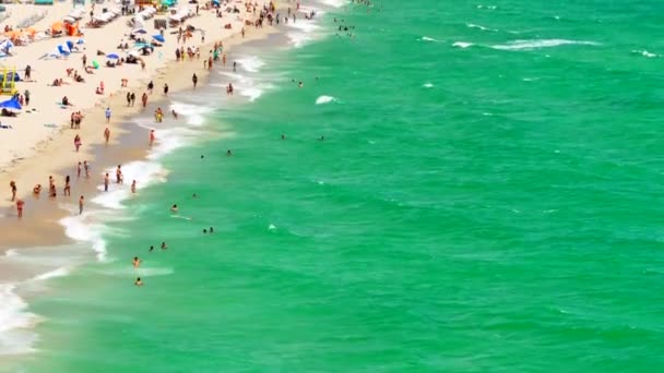 Inclinação Aérea Para Cima Revelar Miami Beach Labor Day Weekend — Vídeo de Stock