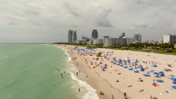 マイアミビーチの群衆の上空飛行の低空飛行 — ストック動画