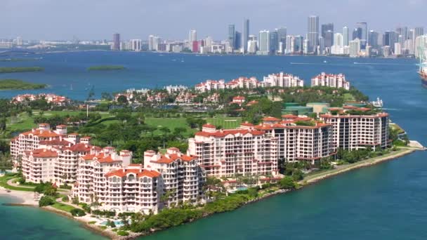 迈阿密海滩费舍尔岛2023年左右慢速飞行 — 图库视频影像