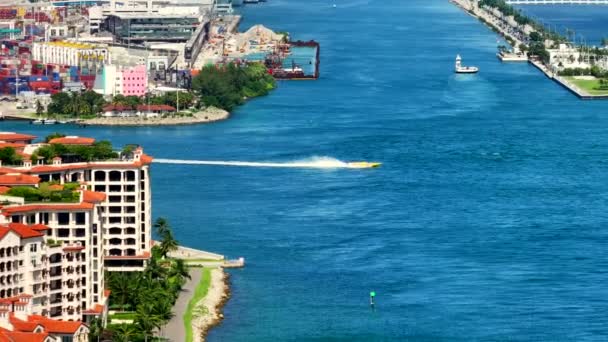 Aerial Tight Shot Thriller Velocidad Barco Miami — Vídeos de Stock