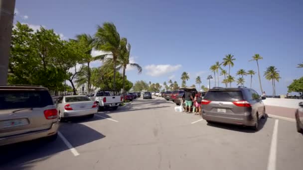 Miami Beach Usa September 2023 Rijden Zoeken Naar Een Parkeerplaats — Stockvideo