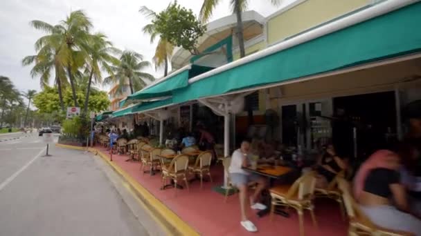 Miami Beach Septiembre 2023 Bicicleta Pov Turistas Cenando Ocean Drive — Vídeos de Stock