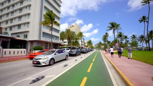 マイアミビーチ アメリカ 2023 マイアミビーチオーシャンドライブ労働者の休日の週末4Kに乗るモーションストックビデオ自転車 — ストック動画