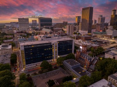 Hava aracı fotoğrafı Fulton County adliye binası Atlanta 'da gün batımında.