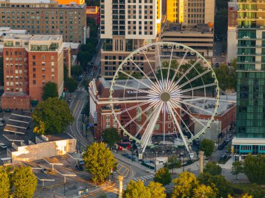 Atlanta, GA, ABD - 9 Eylül 2023: Hava fotoğrafı Skyview Atlanta Ferris Wheel şehir merkezi