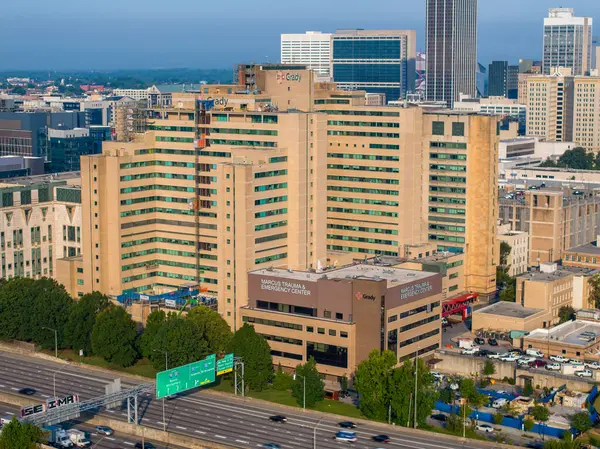アトランタ アメリカ 2023 グレイディ記念病院とマーカストラウマ緊急センターの空中狭角クローズアップ — ストック写真