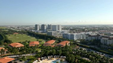 Doral, FL, ABD - 15 Eylül 2023: Hava ters hareket Trump National Golf Resort Doral Florida 4k