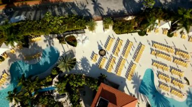 Doral, FL, ABD - 15 Eylül 2023: Havacılık video Trump Ulusal Doral havuzu ve şezlonglar yukarı eğim