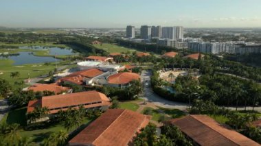 Doral, FL, ABD - 15 Eylül 2023: Drone stock video Trump National Doral circa 2023