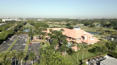 Doral, FL, ABD - 15 Eylül 2023: Hava aracı video Trump National Doral Miami golf sahası ve tatil köyü