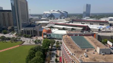 Atlanta, GA, ABD - 9 Eylül 2023: Aerial Video College Football Hall of Fame Atlanta 4k