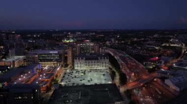 Atlanta, GA, ABD - 9 Eylül 2023: Night air video Grady Medical Center Atlanta 4k
