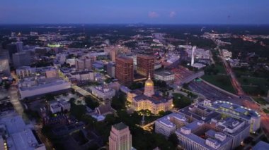 Atlanta, GA, ABD - 9 Eylül 2023: Gürcistan Eyalet Binası Alacakaranlık Mavi Saati 4k