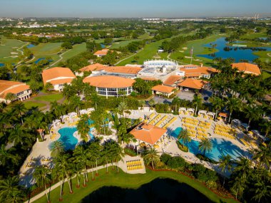 Doral, FL, ABD - 15 Eylül 2023: Hava fotoğrafı Trump National Doral Miami Golf Koçanı ve Resort