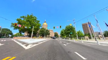 Atlanta, GA, ABD - 9 Eylül 2023: Atlanta 'daki Georgia State Capitol Binası' nın önünden geçiyor.