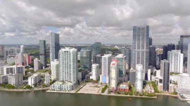 Hava üstgeçidi ve Brickell Miami 2023 stok videosunu kurarken aşağı eğildi.