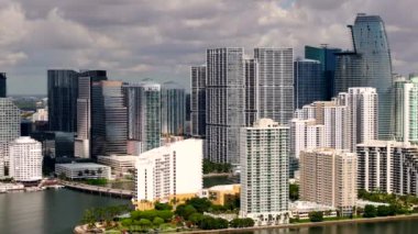Brickell Miami FL 'de yavaş çekimde parallax hava görüntüsü