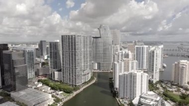 Havadan inen Brickell Miami nehri 2023