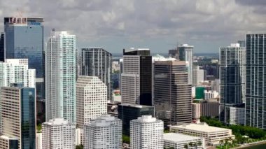Brickell Miami 2023 'teki hava video bankaları işletmeleri ve apartman binaları.