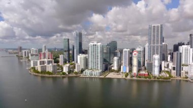 Brickell Miami 'nin havadan doğu manzarası. Soldan sağa dönüyor. 2023 dolaylarında.