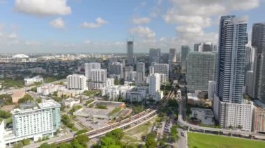 Şehirdeki binaların arasında uçmak. Miami Brickell Havaalanı 4k