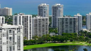 Parallax hava aracı görüntüleri. Florida Bulvarı. Okyanus arka planında beyaz binalar.