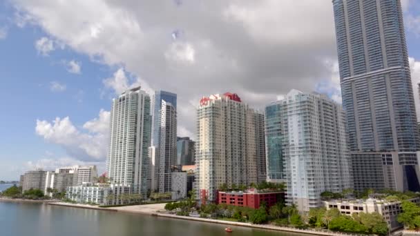 Låg Vinkel Antenn Med Upp Tilt Brickell Miami — Stockvideo