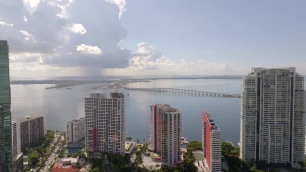 空中进近Brickell湾迈阿密4K — 图库视频影像