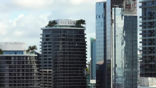 Aerial Apretado Paralaje Sls Lux Brickell Miami — Vídeo de stock