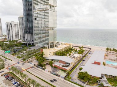 Sunny Isles Beach, FL, ABD - 26 Eylül 2023: Hava aracı Bentley Residence Miami Condominium kompleksinin gelecekteki fotoğraflarını çekti