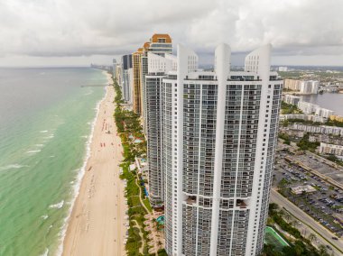 Miami Beach 'in kuzeyinde Sunny Isles Beach Florida' daki hava aracı fotoğraf kuleleri. Manzaralı plaj ve okyanus manzarası